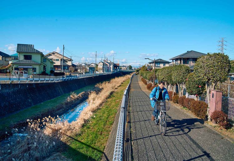 玉川上水駅からバスで市内へ。そこからシェアサイクルで巡ろう（写真は残堀川沿い。空気が澄んでいて気持ちいい）。