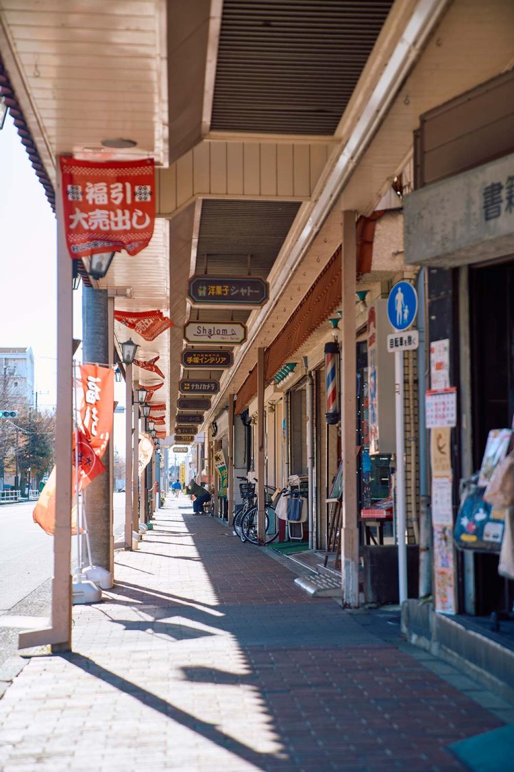 古めかしさが映える、地元民の買い物スポット。