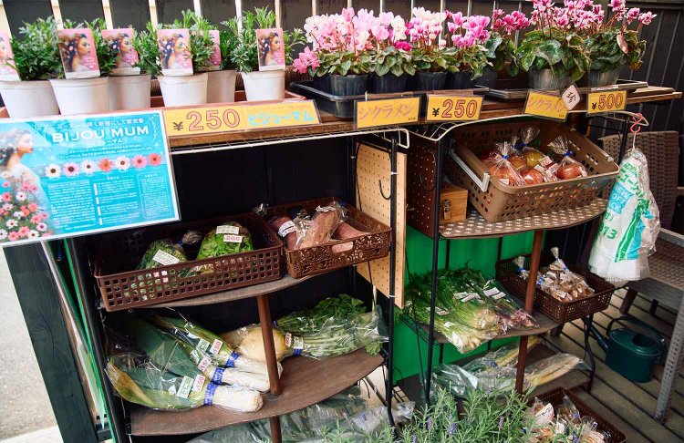 エントランスには小さな直売所も。