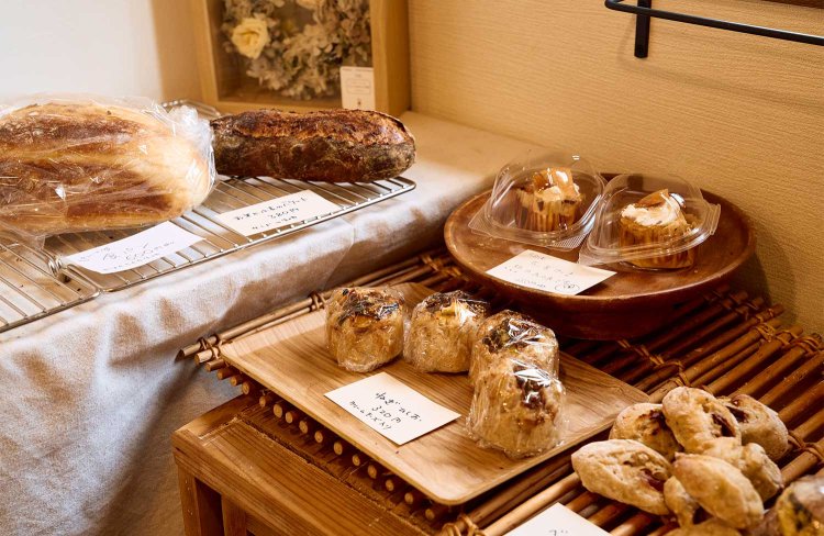 鈴木さんの気まぐれで並ぶパンも。