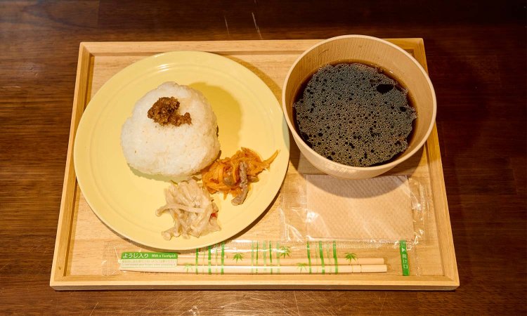 味噌汁 おにぎり1つセット500円。