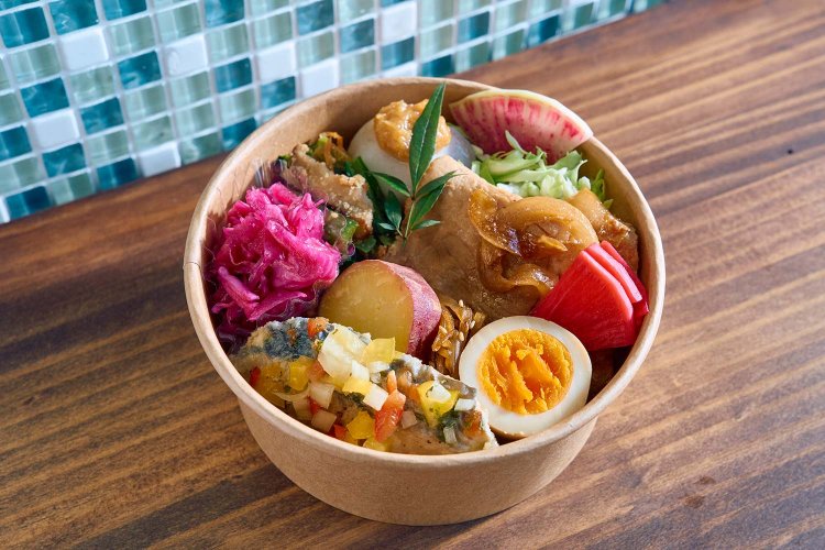 きまぐれ彩り弁当1000円。