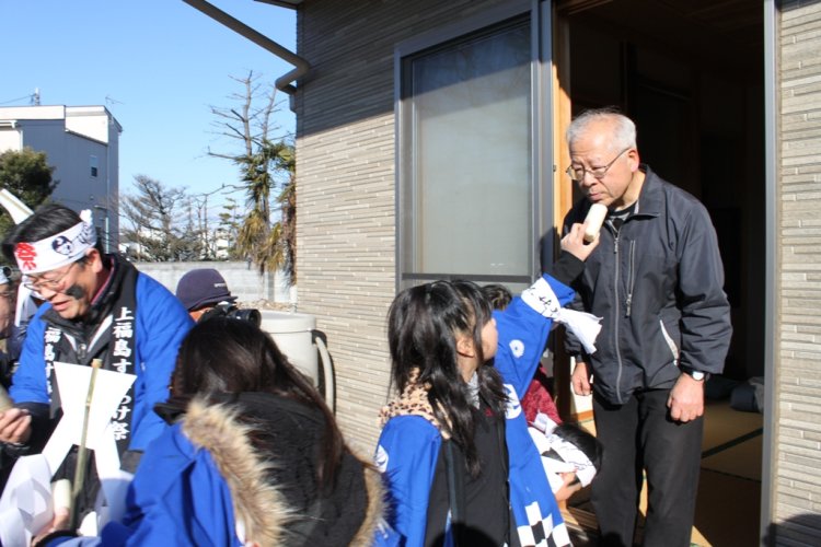 かつては上福島地区の家々を回って墨をつけた（2025年は上福島公民館で実施）。