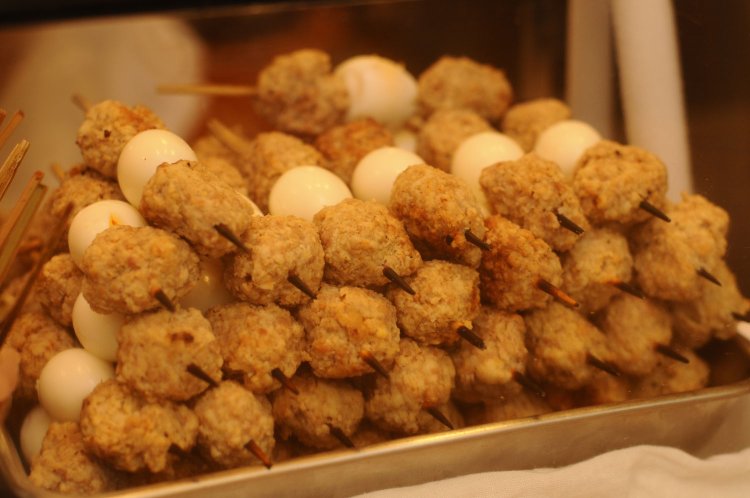 醤油ベースのつくねは、うずらの玉子と交互に味わう。