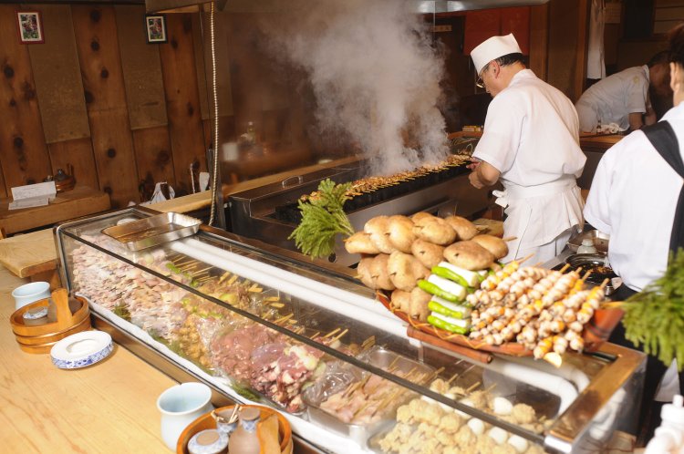 熟練の手技で焼き上げる、料理人の姿にほれぼれする。