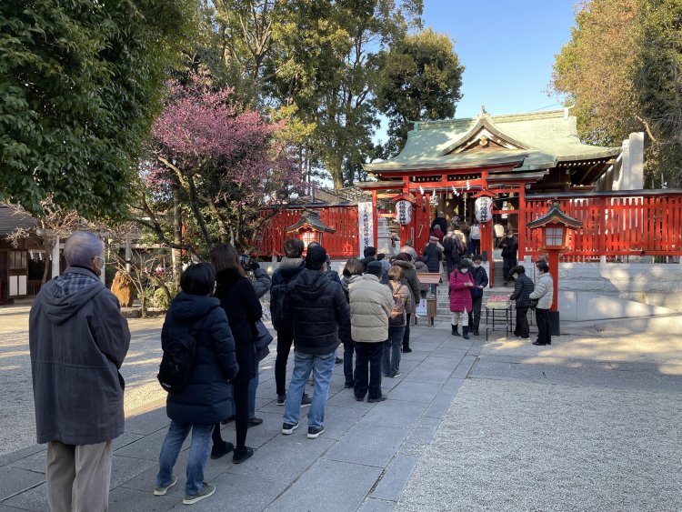 初午の日には五穀豊穣や商売繁盛を願って多くの参拝者が訪れる。