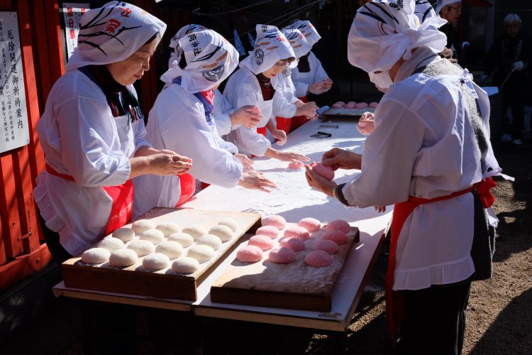 つきあがった餅は地域の婦人会が丸めて、神様にお供えする。