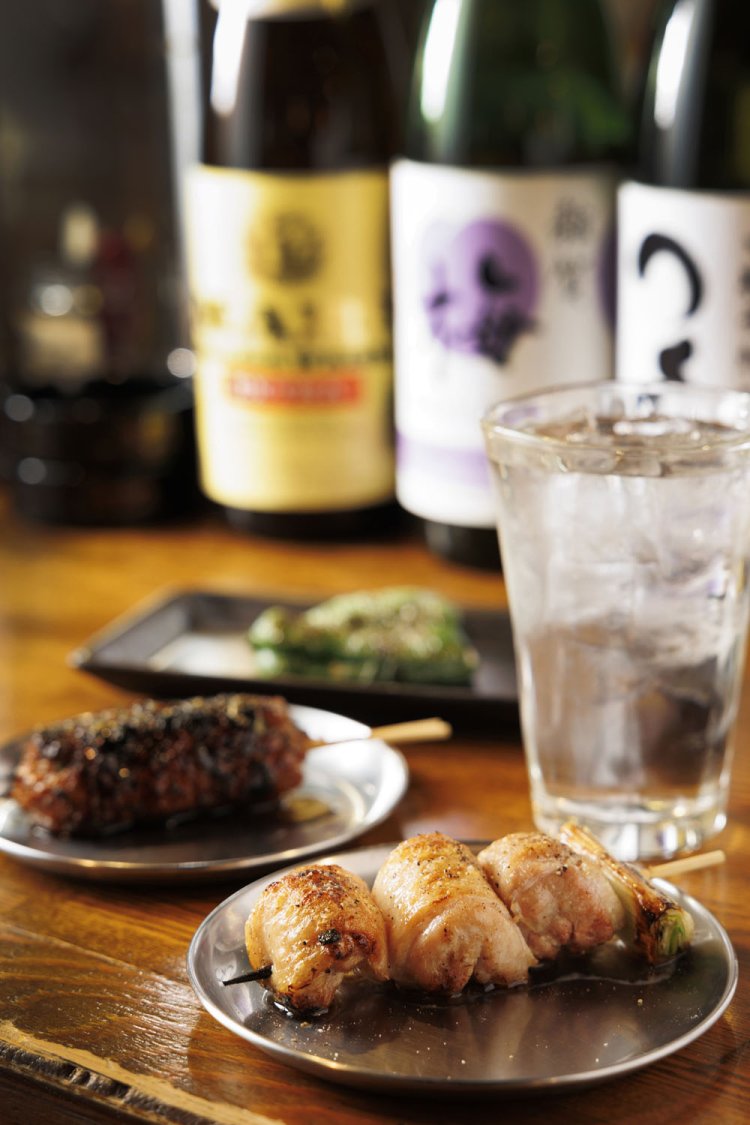 手前から、ねぎま、つくね各495円、日本酒1合1100円～。