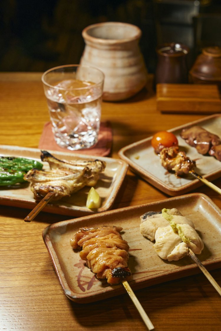 鶏懐石7700円～は、肉8本と野菜4本、小鉢を味わえる。