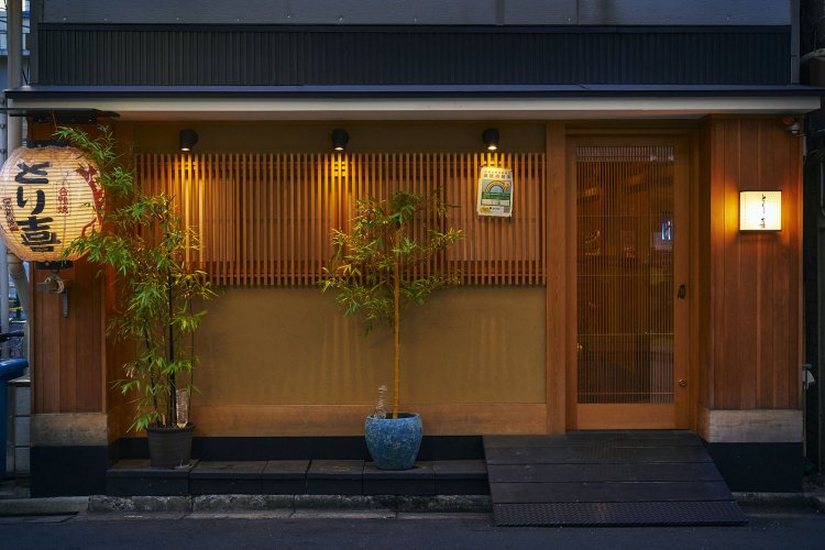 閑静な住宅地の一角に構えるが連日満員の人気店だ。