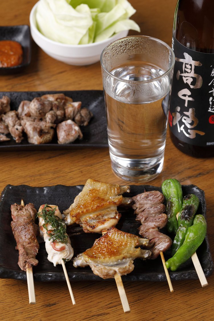 串焼きは白レバー220円、ささみ梅209円などがある。