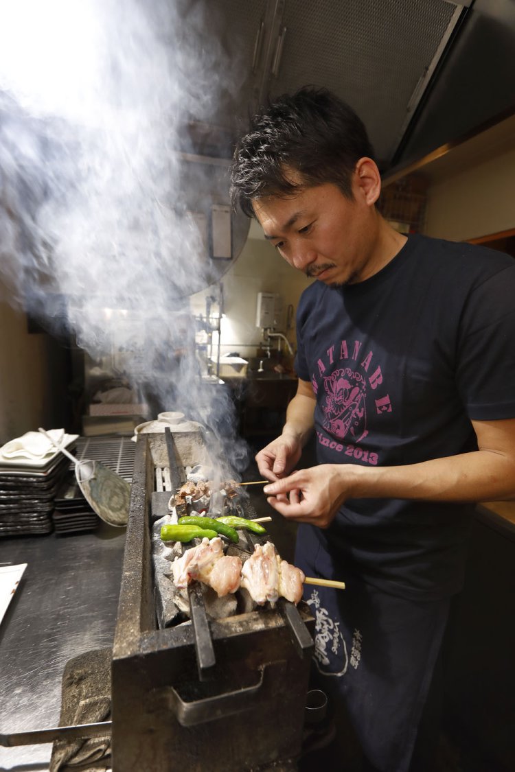 焼き鳥は塩、または鶏ガラ出汁のタレを選べる。