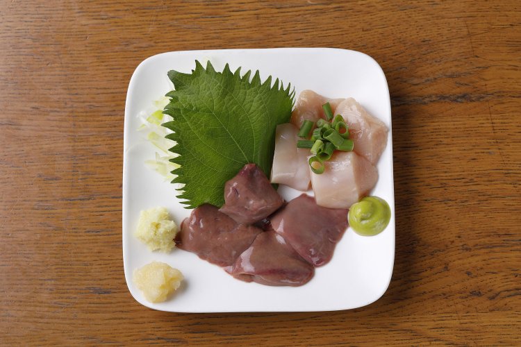 新鮮な鶏の旨さを堪能できる、鶏刺身2点盛り770円。