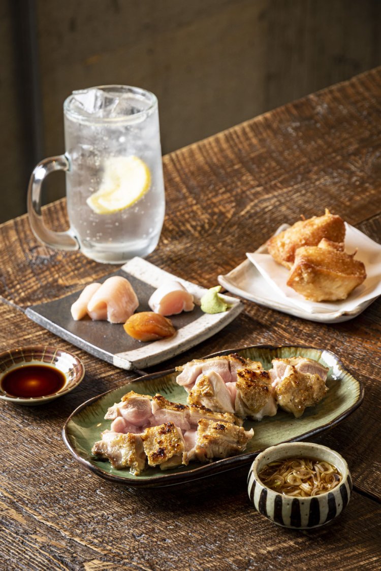 もも焼き小980円、鶏刺し一人前490円ほか。