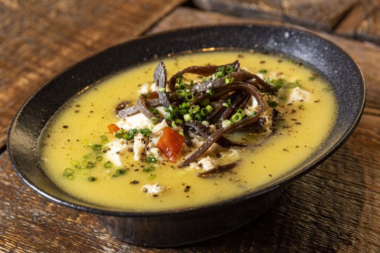 スパイシーな、発酵唐がらしの鶏豆腐800円。