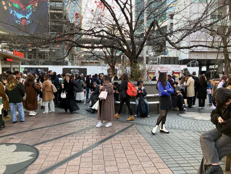 写真右側のハチ公に向かって、記念撮影を待つ行列ができている。