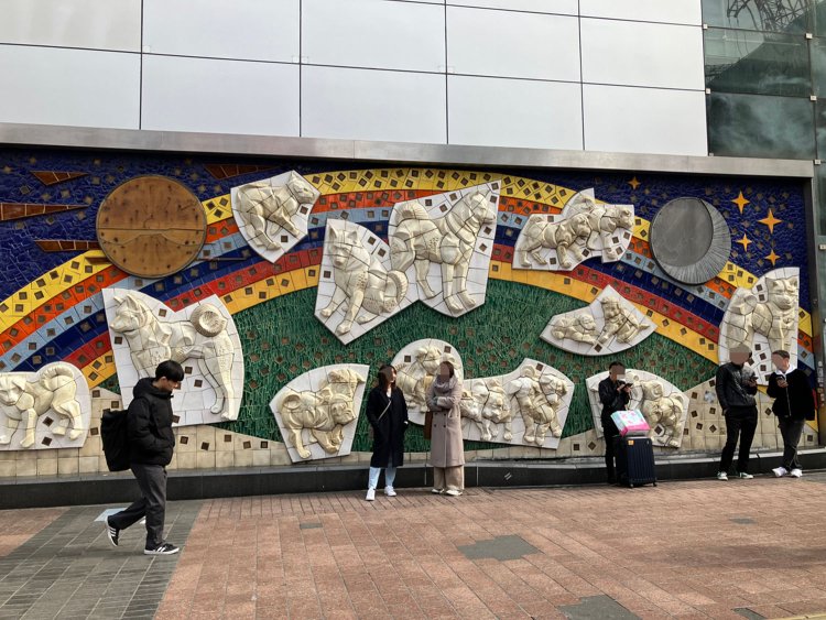 「もしハチ公に家族がいたら」というイメージで制作されたという、レリーフ「ハチ公ファミリー」。移設も保存も難しいとのことで、撤去されることが報じられた。2025年1月27日撮影。