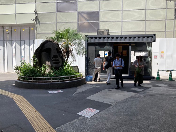 2022年撮影のモヤイ像。ハチ公広場への通り抜けもできないようになっており、近くの喫煙スポットに出入りする人しか通っていなかった。