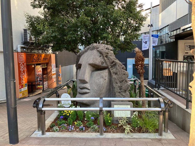 2025年1月、国道246号沿いに移設されたモヤイ像。しばらく見ていたが、足を止める人もいなかった。