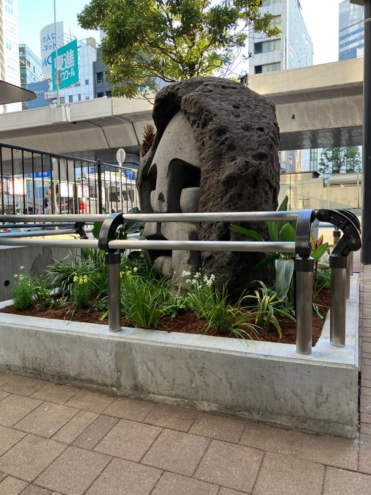 モヤイ像の反対側の顔を改めて意識した気がする。