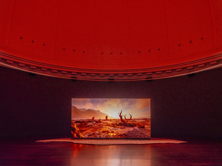 ヤコブ・クスク・ステンセン コミッション：『ハンブルク美術館』（ドイツ） 展示風景《エフェメラル・レイク（一時湖）》2024年 撮影＝クリストフ・イルガング。