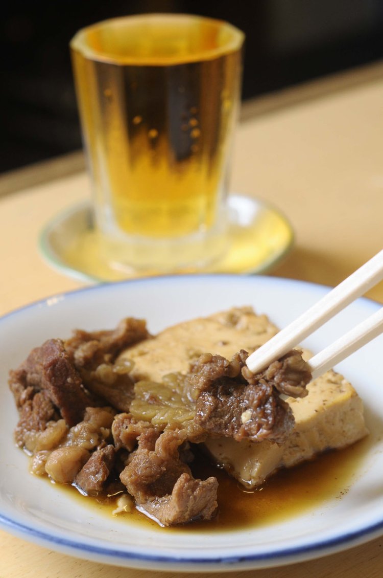 店主も一押しの肉とうふ380円。
