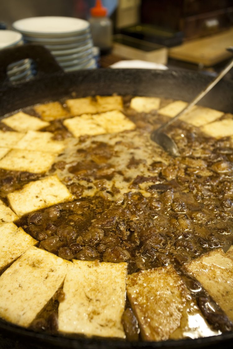 創業以来注ぎ足されて作られる牛煮込み380円。