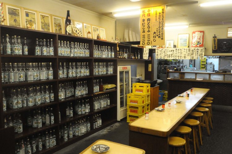 隣り合うカウンター席に心地よさを感じる。