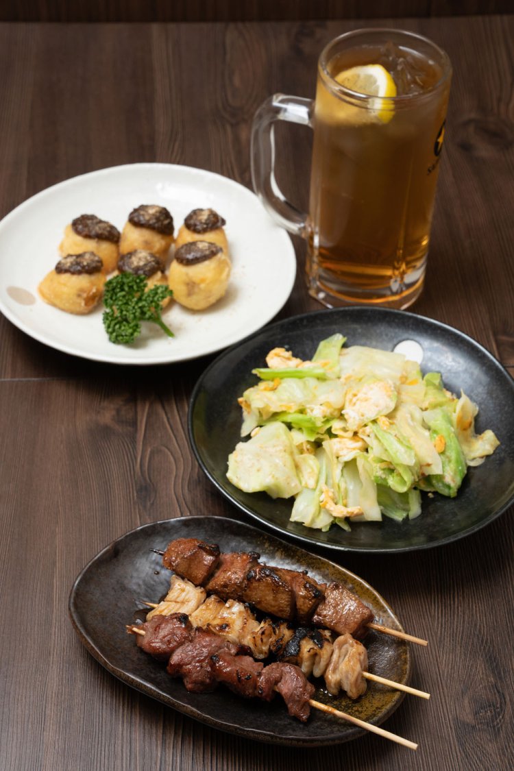 もつ焼き110円～と人気のキャベツ玉（小）260円ほか。