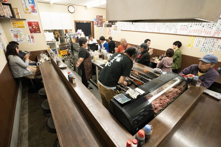 コの字カウンター席は、一人でも利用しやすい。