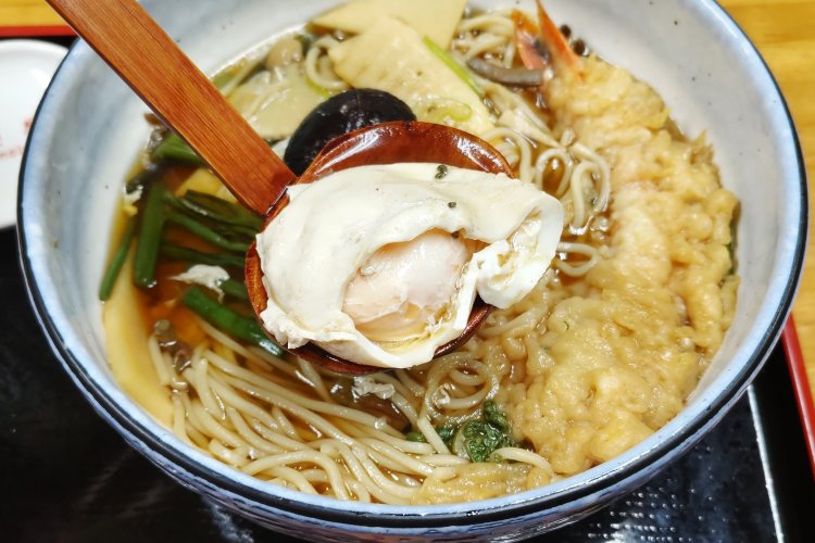 煮卵の白身を割ってみると、中にはキレイな黄身が。つゆに浸してじっくり味わいたい。