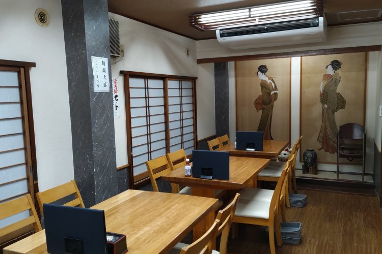 2階も客席になっているため、席数は多い。基本的にどこもテーブルとイスのスタイルだ。