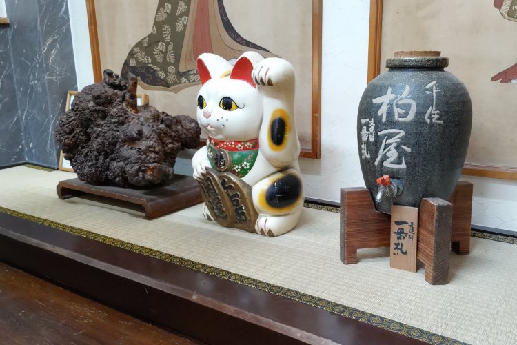 2階の客席にある床の間は、かつてこの部屋が座敷だった名残。装飾品の詳細はよくわからないそう。