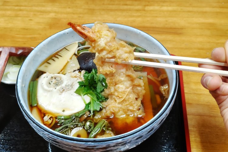 具材の主役でもおかしくないくらい立派なエビの天ぷら。プリッとした身の食感にハマる。