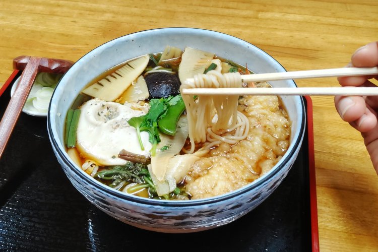 のどごしがいい細めの麺は、しなやかでなめらかな食感に仕上がっている。甘めのつゆとの相性も◎。