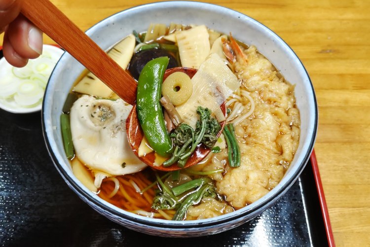 ワラビ、タケノコ、ゼンマイといった山菜がモリモリ。スナップエンドウが入っているのもポイント。