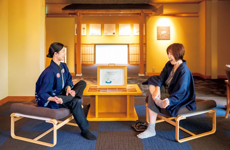 玉造温泉の歴史や泉質、効果的に入浴するためのストレッチなどをスタッフから学ぶ「温泉いろは」。毎日16時から湯上がり処で開催。