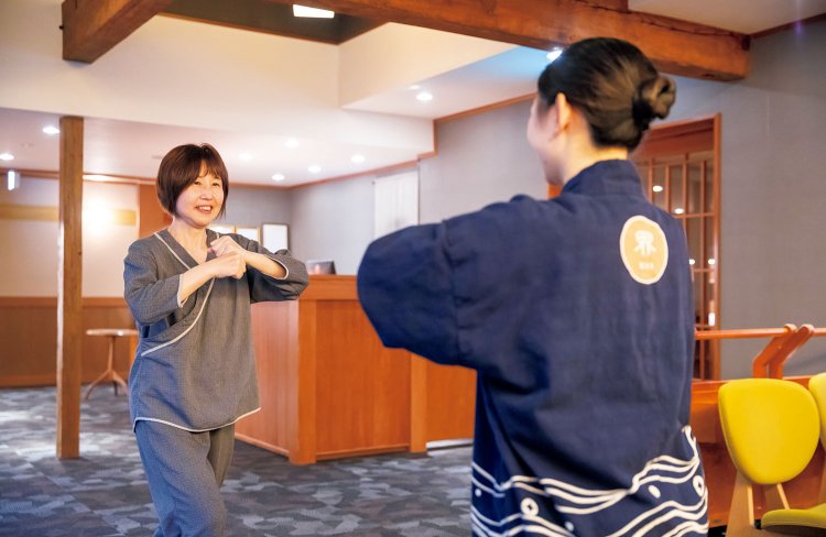 毎朝7時に館内で行われる「出雲酒造り体操」。酒造りの動きを取り入れたオリジナル体操で、体はポカポカに。