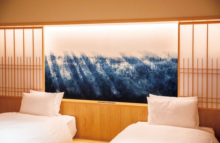 全客室がご当地部屋「玉湯の間」。ヘッドボードには島根の伝統工芸の藍染めを使用。