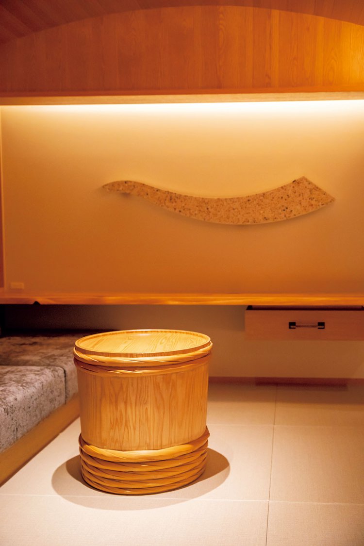 酒樽のテーブルが置かれた次の間は、酒蔵をイメージ。木に包まれて心地いい。