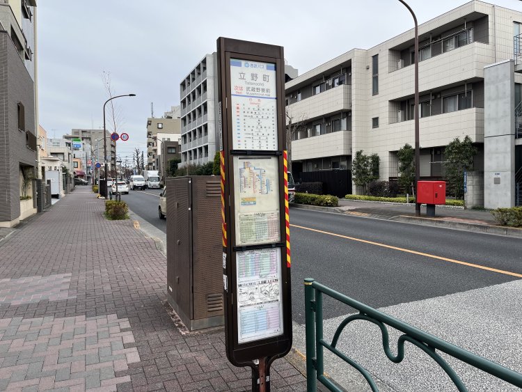 バスが頻繁に走っている吉祥寺大通り。『CAFE 222』には吉祥寺駅発なら「立野町」バス停、練馬方面からは「第四小学校前」のバス停で下車。各バス停から徒歩1分。