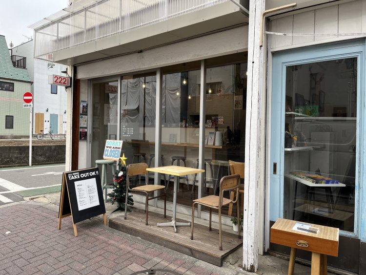 店頭にはテラス席も完備している（写真提供＝CAFE222）。
