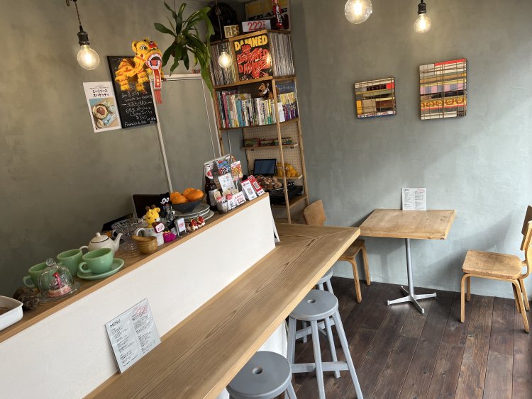 店の内装のほとんどを自作。外の立て看板や店内のカウンター、壁の漆喰を塗ることまでお手のもの！