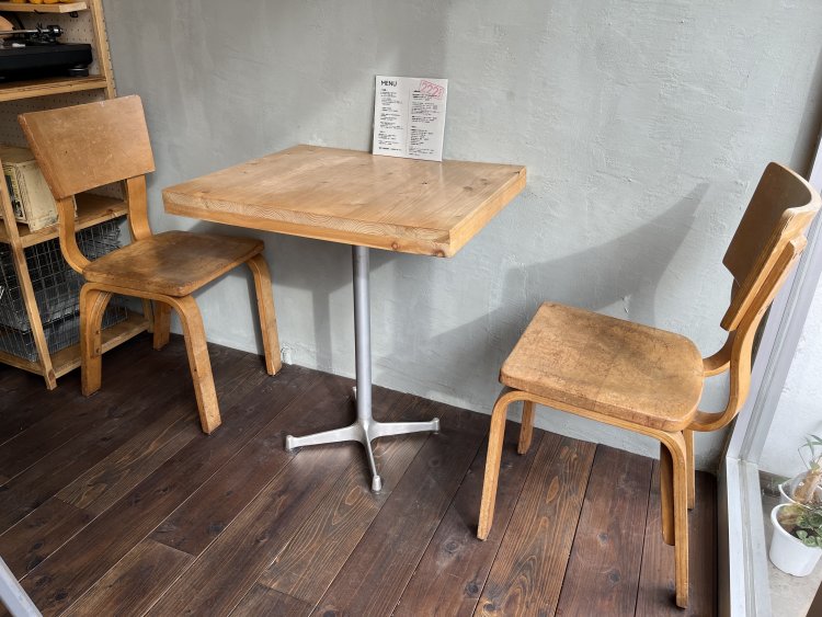 大きな窓からたっぷり自然光が注ぎ込み、縁側にいるかのような解放感と居心地の良さ。