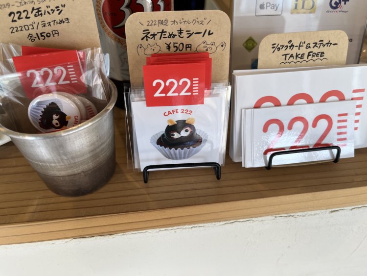 花子さんがデザインしたステッカーや缶バッジを販売中。