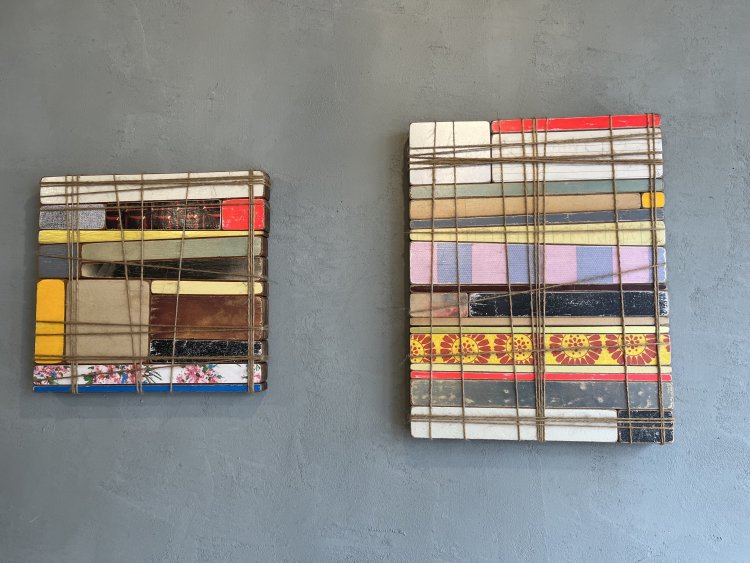 絵画のように見えるが、実はいろいろな寄せ木で作った秀樹さん作のオブジェ。こちらの販売も行っている。