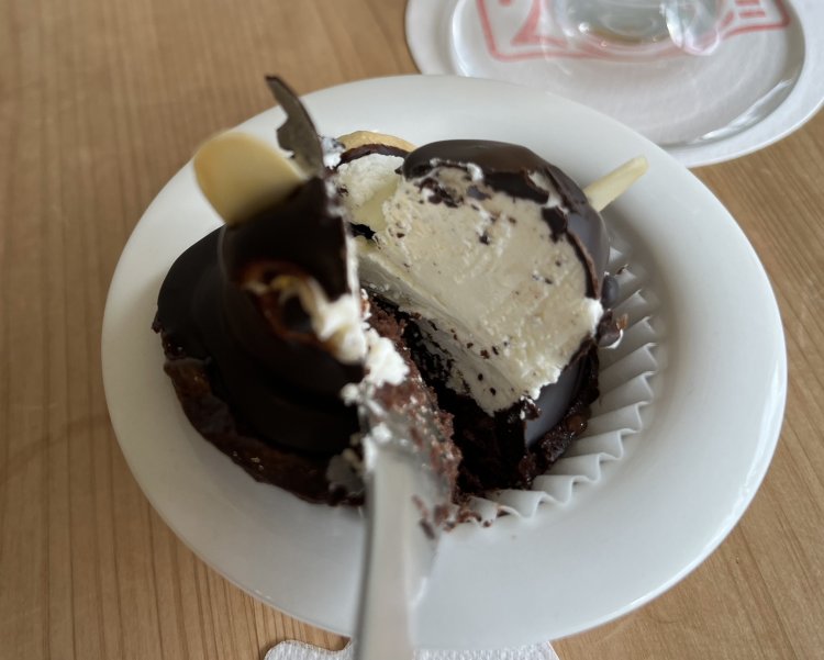 頭の部分はバタークリームで体の部分はガトーショコラ。「頭と体を一緒に食べるといっそうおいしいと思います」と花子さん。