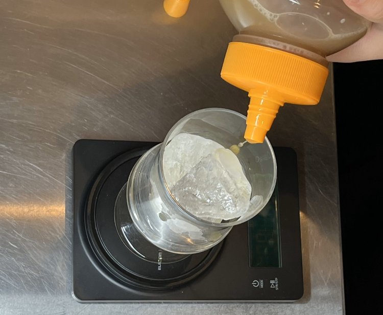 国産しょうがとハチミツ、砂糖、スパイスで作った自家製シロップで作る自家製スパイスジンジャーエール500円。ホットも可。