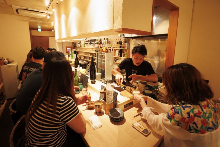 隣り合わせた客同士のコミュニケーションも楽しみ。