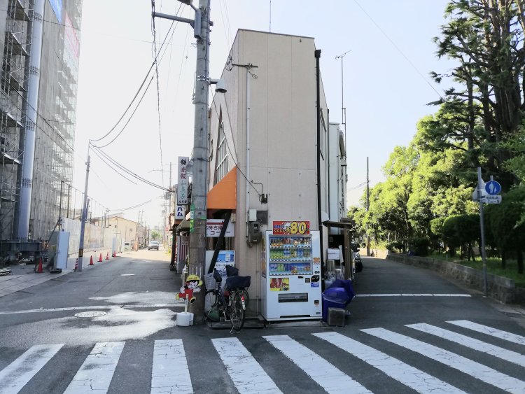角地を効率よく利用。自動販売機（兵庫県加古川市）。